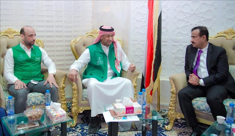 محافظ شبوة يشيد بالدعم السعودي ويؤكد أهمية الشراكة لتعزيز التنمية والخدمات