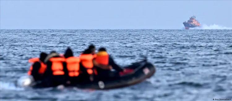 وفاة مهاجر على شاطئ فرنسي بعد فشل عبوره نحو بريطانيا 1 وفاة مهاجر على شاطئ فرنسي بعد فشل عبوره نحو بريطانيا