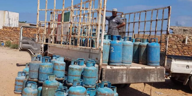 خليفة الإنسانية تضخ شحنة جديدة من الغاز المنزلي لسكان حديبو في سقطرى