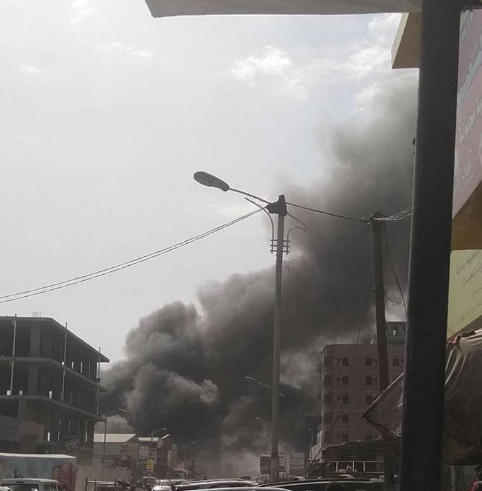عدن .. حريق هائل يلتهم محطة وقود بالدرين 1 عدن .. حريق هائل يلتهم محطة وقود بالدرين