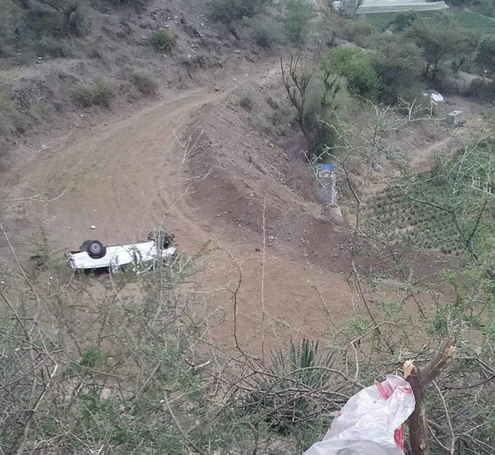 إب .. مقتل 3 أشخاص وإصابة آخرين في انقلاب سيارة 1 إب .. مقتل 3 أشخاص وإصابة آخرين في انقلاب سيارة