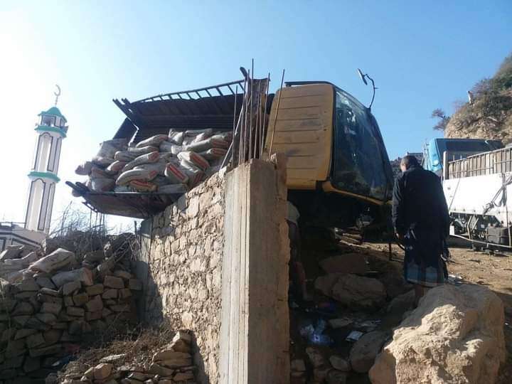 لحج .. إنقلاب شاحنة نقل ثقيل على أحد المنازل