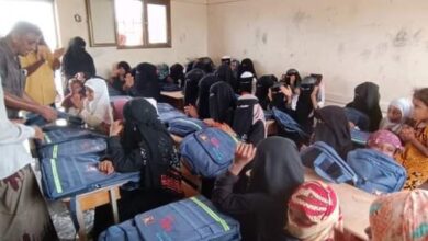 مدير تربية الحديدة يوزع 6500 حقيبة مدرسية في الخوخة