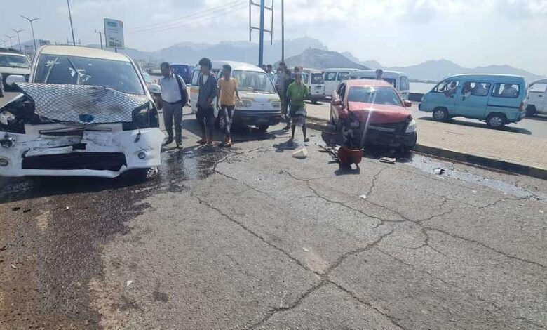 عدن.. حادث مروري مروع في خط الجسر عقب تصادم سيارتين