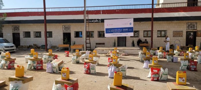 بدعم إماراتي.. الخلية الإنسانية تواصل توزيع السلال الغذائية في مأرب
