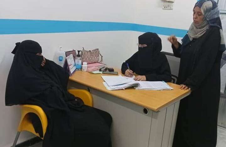 مدير صحة صيرة تتفقد سير العمل والانضباط الوظيفي في المراكز الصحية بالمديرية