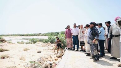 محافظ المهرة يتفقد الأعمال الجارية لفتح الطرق بوادي الجزع
