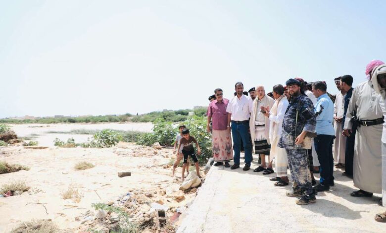 محافظ المهرة يتفقد الأعمال الجارية لفتح الطرق بوادي الجزع