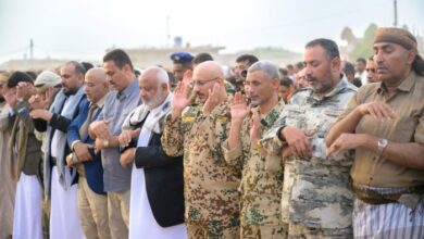 العميد طارق صالح يؤدي صلاة العيد مع جموع المواطنين في الخوخة