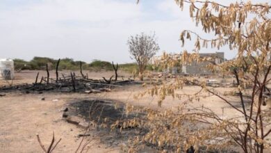 الخلية الإنسانية تغيث عائلتين بعد احتراق منزلهما بريف المخا