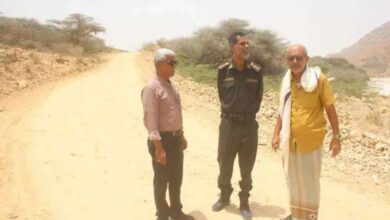 مدير عام مديرية الشحر يتابع أعمال التمهيد لطريق وادي عرف
