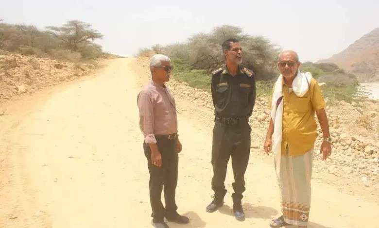 مدير عام مديرية الشحر يتابع أعمال التمهيد لطريق وادي عرف