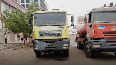 اندلاع حريق بين مبنى بنك اليمن الدولي ومحل تجاري بالمنصورة في عدن 4 اندلاع حريق بين مبنى بنك اليمن الدولي ومحل تجاري بالمنصورة في عدن