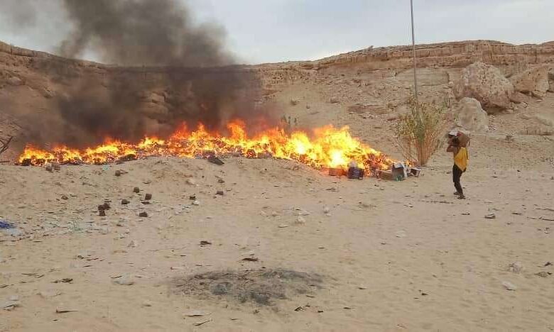 إتلاف 1192 كرتون من الحلويات منتهية الصلاحية في ميناء شحن بالمهرة 1 إتلاف 1192 كرتون من الحلويات منتهية الصلاحية في ميناء شحن بالمهرة