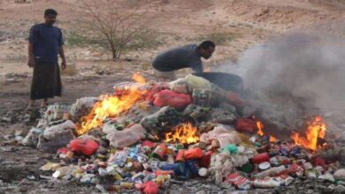 اتلاف كمية كبيرة من المواد الغذائية منتهية الصلاحية بالمهرة