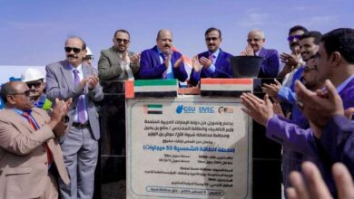 بتمويل إماراتي.. محافظ شبوة يضع حجر الأساس لمشروع الطاقة الشمسية