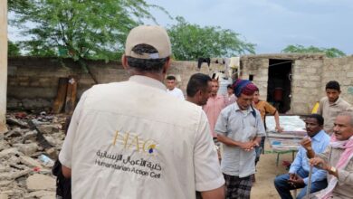 بعد احتراق منزلها.. الخلية الانسانية تغيث أسرة بريف المخا