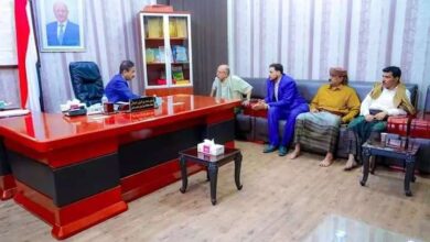 محافظ شبوة يصادق على عقد انشاء مركز الانزال السمكي بمديرية رضوم بدعم الإمارات