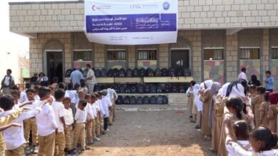 الخلية الإنسانية توصل 4000 حقيبة مدرسية لطلاب المخا