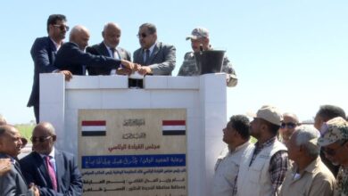 وزير العدل ومحافظ الحديدة يضعان حجر الأساس للمجمع القضائي بالخوخة