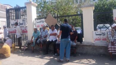 موظفو هيئة النفط بعدن يغلقون مقر الهيئة احتجاجاً على عدم صرف رواتبهم