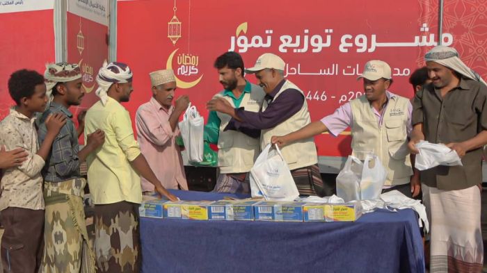 بتمويل إماراتي.. إنسانية المقاومة تدشن مشروع توزيع التمور في الوازعية 1 بتمويل إماراتي.. إنسانية المقاومة تدشن مشروع توزيع التمور في الوازعية