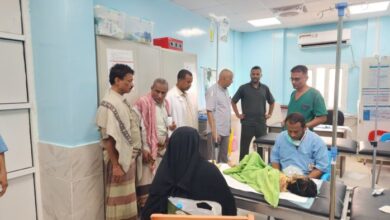 مدير عام المخا يتفقد مستشفى المدينة ويعد بدعم الخدمات الصحية