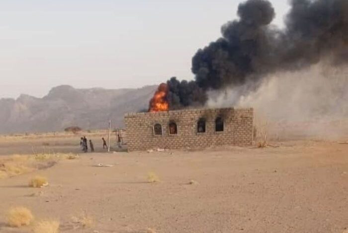 جريمة حوثية جديدة في الجوف.. إحراق منزل وتهجير أسرة تحت تهديد السلاح