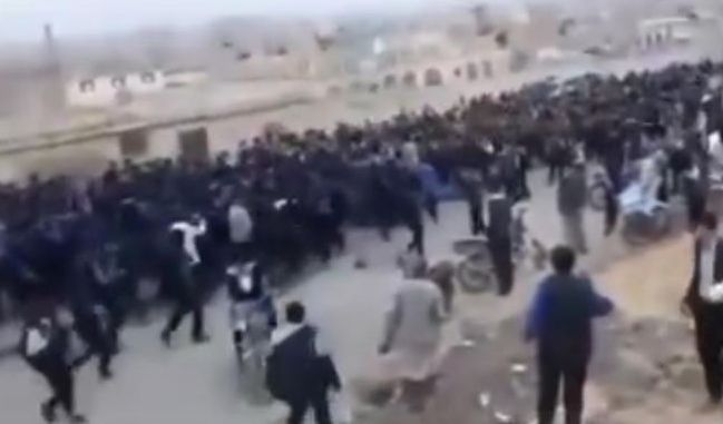 إشتباكات بين طلاب رداع إثر مسيرة حوثية إجبارية 1 إشتباكات بين طلاب رداع إثر مسيرة حوثية إجبارية
