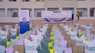 الحديدة.. المحافظ يشرف على توزيع 960 سلة غذائية للمتضررين من السيول بدعم الإمارات