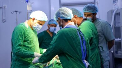 إنجاز طبي جديد في المخا.. جراحة دقيقة تنهي معاناة طفل من ورم نادر