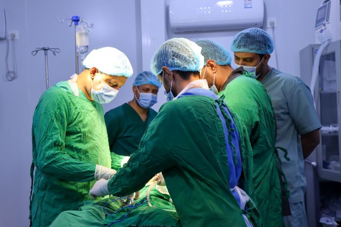 إنجاز طبي جديد في المخا.. جراحة دقيقة تنهي معاناة طفل من ورم نادر