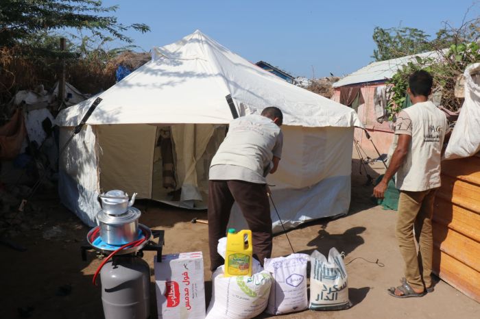 الخوخة.. الخلية الإنسانية تسارع لإغاثة أسرة نازحة فقدت طفلها بسبب البرد