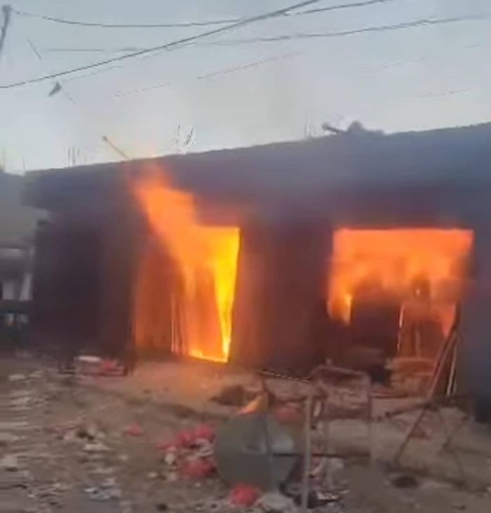 حريق ضخم يلتهم ورشة نجارة في ذمار ويخلّف خسائر بمئة مليون ريال