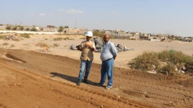 مدير الخوخة يتفقد سير العمل في مشروع ترميم مدخل المدينة