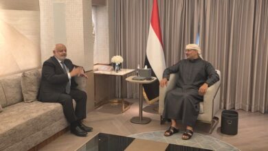 طارق صالح ومحافظ الحديدة يناقشان تعزيز الخدمات وتحسين الأداء في المناطق المحررة
