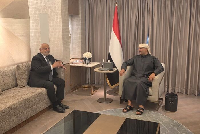 طارق صالح ومحافظ الحديدة يناقشان تعزيز الخدمات وتحسين الأداء في المناطق المحررة 1 طارق صالح ومحافظ الحديدة يناقشان تعزيز الخدمات وتحسين الأداء في المناطق المحررة