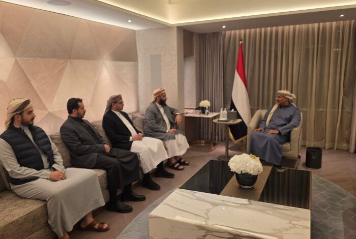 وزير الأوقاف يؤكد اعتزازه بمواقف طارق صالح الداعمة للجمهورية والوحدة