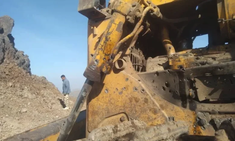 مليشيا الحوثي تستهدف معدات شق الطرقات في تعز وتُوقف مشروعاً حيوياً يخدم آلاف المواطنين