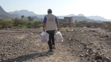 الخلية الإنسانية توزع وجبات إفطار على الأسر النازحة في ذو باب المندب