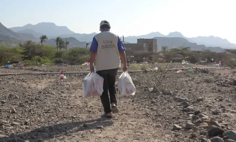 الخلية الإنسانية توزع وجبات إفطار على الأسر النازحة في ذو باب المندب 1 الخلية الإنسانية توزع وجبات إفطار على الأسر النازحة في ذو باب المندب
