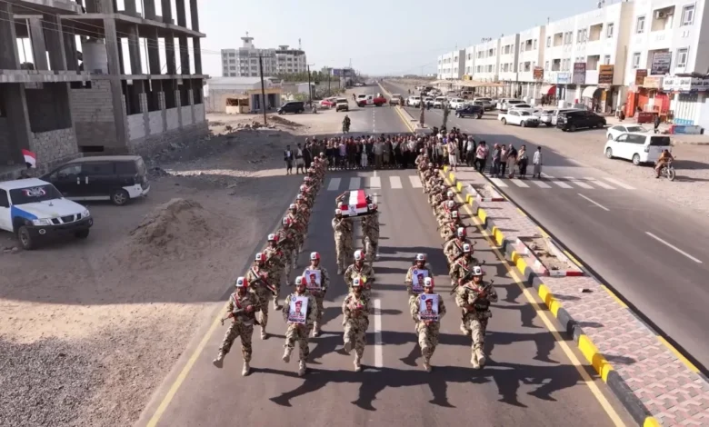 المخا.. المقاومة الوطنية تشيع العقيد الموسمي وتؤكد المضي في معركة استعادة الدولة 1 المخا.. المقاومة الوطنية تشيع العقيد الموسمي وتؤكد المضي في معركة استعادة الدولة