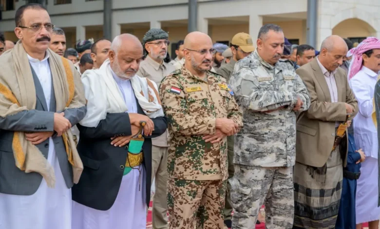 طارق صالح يؤدي صلاة عيد الفطر مع المواطنين في المخا 1 طارق صالح يؤدي صلاة عيد الفطر مع المواطنين في المخا