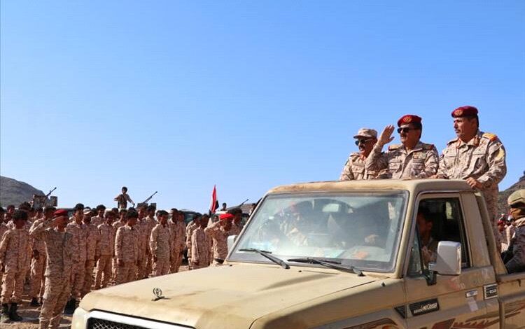 وزير الدفاع يتفقد وحدات محور أبين ويؤكد جاهزية القوات المسلحة للدفاع عن الوطن