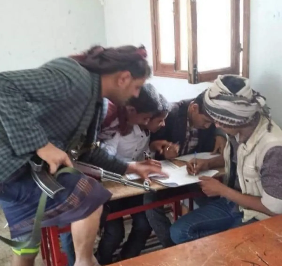 مليشيا الحوثي تعتدي على مسؤول تربوي في الضالع بسبب رفضه الغش في امتحانات الثانوية
