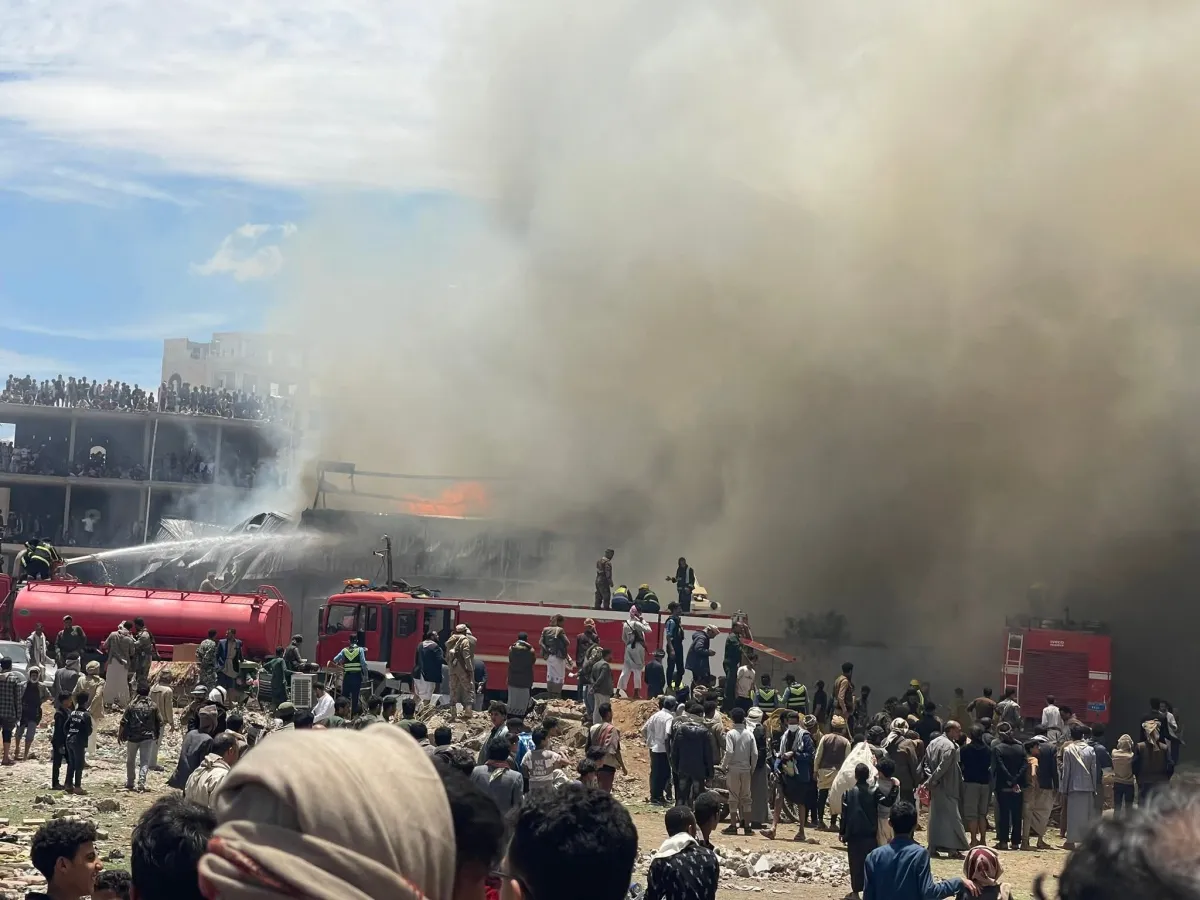 حريق ضخم يلتهم مصنع إسفنج جنوب صنعاء