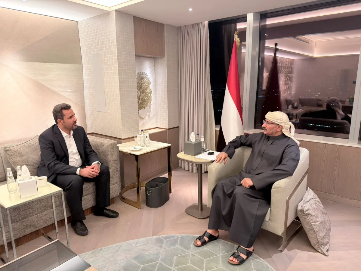 طارق صالح يناقش مع محافظ لحج تحسين الخدمات وتعزيز أداء المؤسسات