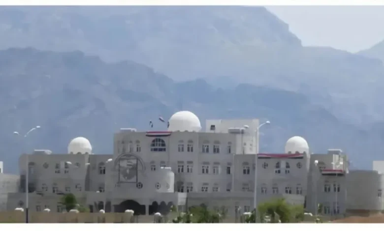 السلطة المحلية في الضالع تدين الهجوم على ديوان المحافظة وتؤكد على اتخاذ إجراءات حاسمة