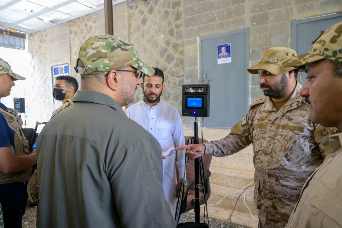 طارق صالح يطّلع على سير لجنة البصمة الحيوية ويؤكد أهميتها في تعزيز الإصلاح العسكري