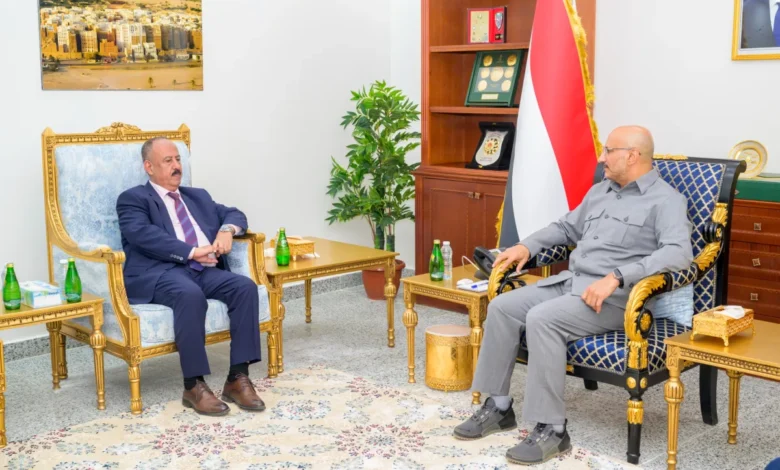 طارق صالح يبحث مع وزير النقل إعادة جدولة رحلات مطار المخا وتطوير الميناء